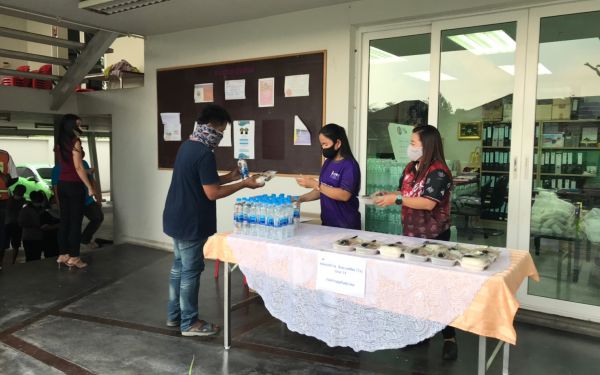 (29-04-63) แจกข้าวกล่องให้กับผู้ประสบภัยโควิด-19_(11)