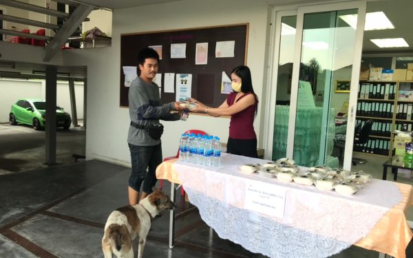 (29-04-63) แจกข้าวกล่องให้กับผู้ประสบภัยโควิด-19_(11)