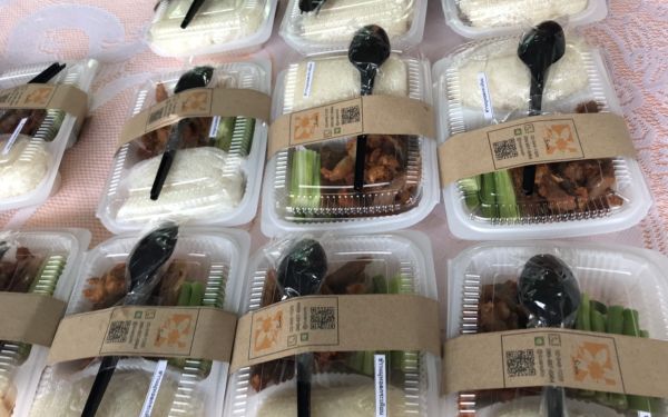 (29-04-63) แจกข้าวกล่องให้กับผู้ประสบภัยโควิด-19_(11)