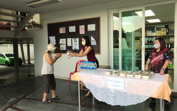 (29-04-63) แจกข้าวกล่องให้กับผู้ประสบภัยโควิด-19_(11)