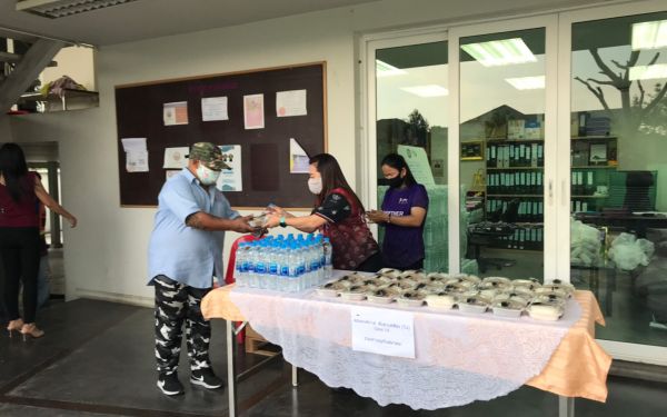 (29-04-63) แจกข้าวกล่องให้กับผู้ประสบภัยโควิด-19_(11)
