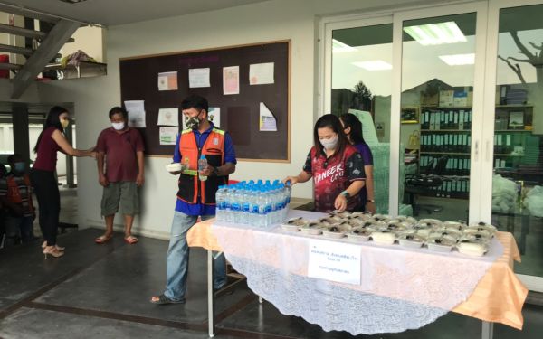 (29-04-63) แจกข้าวกล่องให้กับผู้ประสบภัยโควิด-19_(11)
