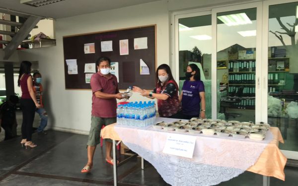 (29-04-63) แจกข้าวกล่องให้กับผู้ประสบภัยโควิด-19_(11)