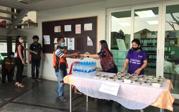 (29-04-63) แจกข้าวกล่องให้กับผู้ประสบภัยโควิด-19_(11)