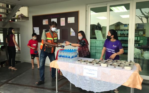(29-04-63) แจกข้าวกล่องให้กับผู้ประสบภัยโควิด-19_(11)