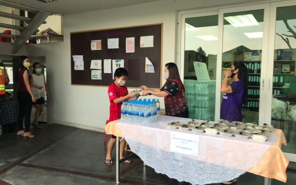 (29-04-63) แจกข้าวกล่องให้กับผู้ประสบภัยโควิด-19_(11)