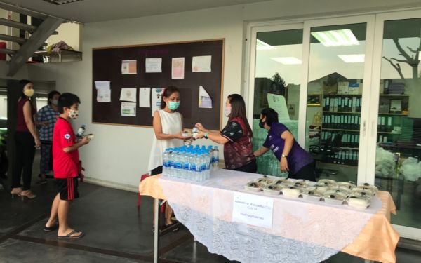 (29-04-63) แจกข้าวกล่องให้กับผู้ประสบภัยโควิด-19_(11)