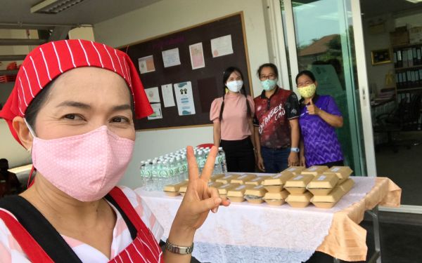 (30-04-63) แจกข้าวกล่องให้กับผู้ประสบภัยโควิด-19_(12)