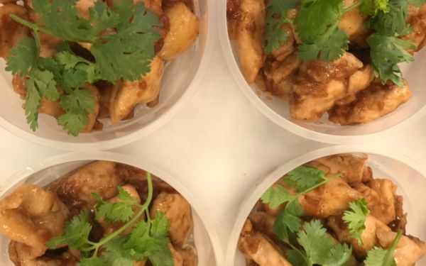 (30-04-63) แจกข้าวกล่องให้กับผู้ประสบภัยโควิด-19_(12)