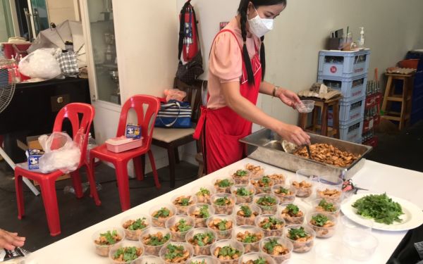 (30-04-63) แจกข้าวกล่องให้กับผู้ประสบภัยโควิด-19_(12)