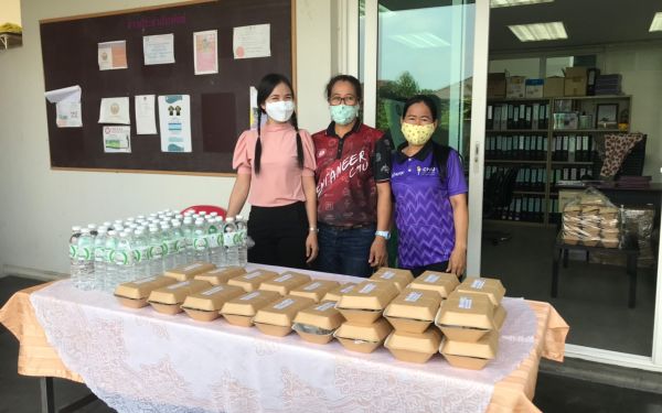 (30-04-63) แจกข้าวกล่องให้กับผู้ประสบภัยโควิด-19_(12)