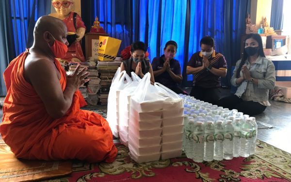 (08-05-63) แจกข้าวกล่องให้กับผู้ประสบภัยโควิด-19_@วัดลาดพร้าว