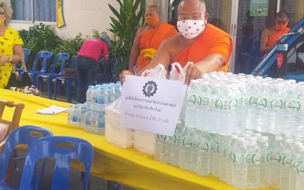 (18-05-63) แจกข้าวกล่องให้กับผู้ประสบภัยโควิด-19_@วัดลาดปลาเค้า