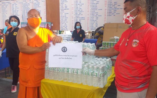 (14-05-63) แจกข้าวกล่องให้กับผู้ประสบภัยโควิด-19_@วัดลาดปลาเค้า