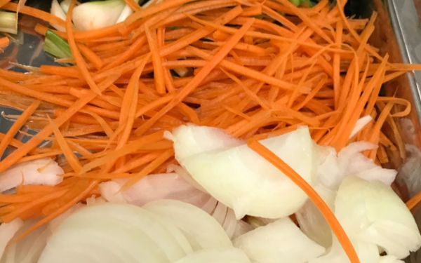 (14-05-63) แจกข้าวกล่องให้กับผู้ประสบภัยโควิด-19_@วัดลาดปลาเค้า