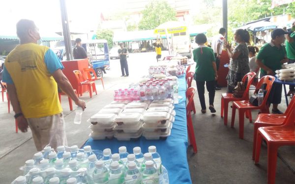 (19-05-63) แจกข้าวกล่องให้กับผู้ประสบภัยโควิด-19_@วัดสาครสุ่นประชาสรรค์