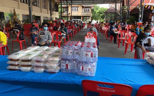 (19-05-63) แจกข้าวกล่องให้กับผู้ประสบภัยโควิด-19_@วัดสาครสุ่นประชาสรรค์