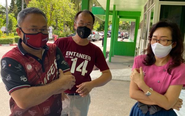 (19-04-63) มอบเสื้อกาวน์พร้อมหมวกสวมป้องกันโรค จำนวน 274 ชุด