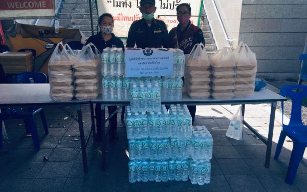 (20-05-63) แจกข้าวกล่องให้กับผู้ประสบภัยโควิด-19_@จุดบริการประชาชนเขตจตุจักร