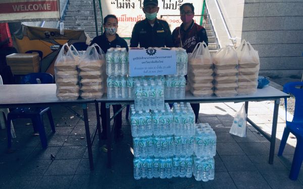 (20-05-63) แจกข้าวกล่องให้กับผู้ประสบภัยโควิด-19_@จุดบริการประชาชนเขตจตุจักร