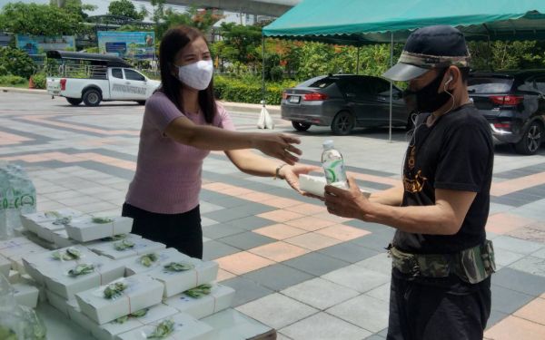 04.06.63 แจกข้าวกล่องให้กับผู้ประสบภัยโควิด-19_@วัดพระศรีฯบางเขน