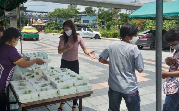 04.06.63 แจกข้าวกล่องให้กับผู้ประสบภัยโควิด-19_@วัดพระศรีฯบางเขน
