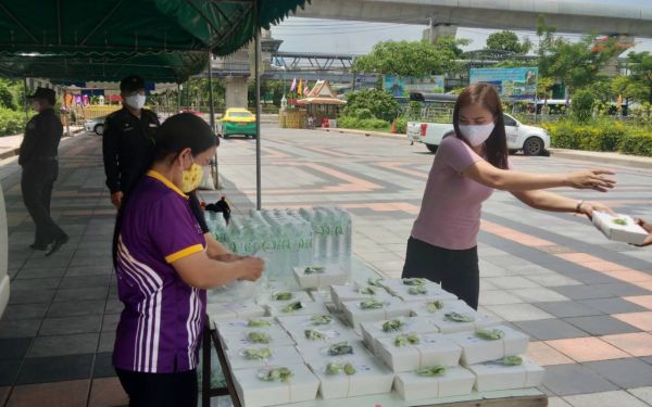 04.06.63 แจกข้าวกล่องให้กับผู้ประสบภัยโควิด-19_@วัดพระศรีฯบางเขน