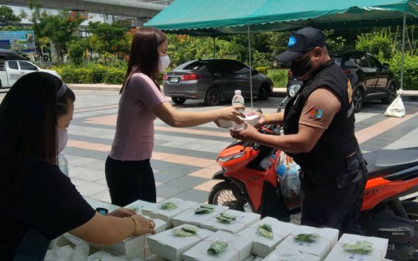 04.06.63 แจกข้าวกล่องให้กับผู้ประสบภัยโควิด-19_@วัดพระศรีฯบางเขน