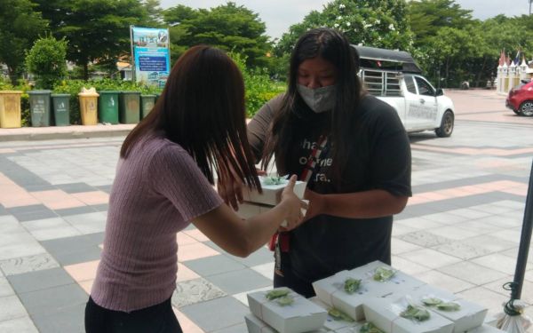 04.06.63 แจกข้าวกล่องให้กับผู้ประสบภัยโควิด-19_@วัดพระศรีฯบางเขน
