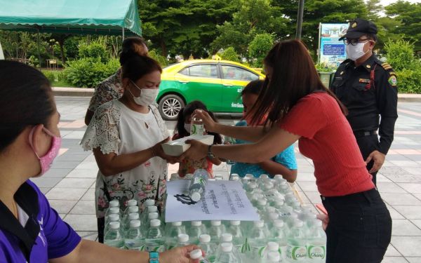 02.06.63 แจกข้าวกล่องให้กับผู้ประสบภัยโควิด-19_@วัดพระศรีฯบางเขน