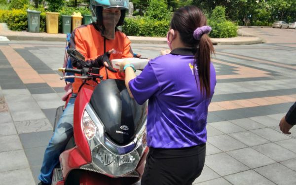 02.06.63 แจกข้าวกล่องให้กับผู้ประสบภัยโควิด-19_@วัดพระศรีฯบางเขน