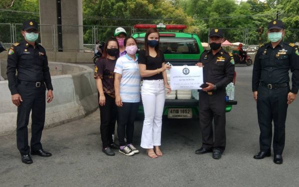 (29-05-63) แจกข้าวกล่องให้กับผู้ประสบภัยโควิด-19_@วัดเสมียนนารี