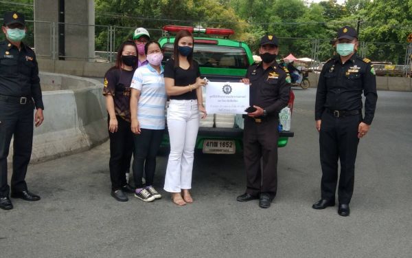 (29-05-63) แจกข้าวกล่องให้กับผู้ประสบภัยโควิด-19_@วัดเสมียนนารี