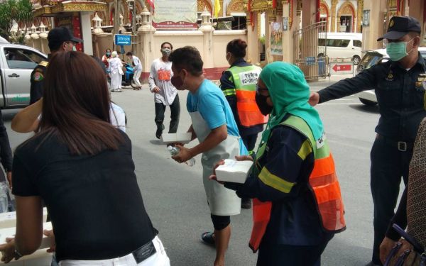 (29-05-63) แจกข้าวกล่องให้กับผู้ประสบภัยโควิด-19_@วัดเสมียนนารี