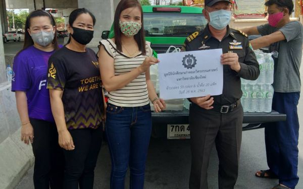 (28-05-63) แจกข้าวกล่องให้กับผู้ประสบภัยโควิด-19_@วัดเสมียนนารี