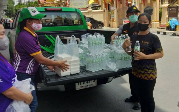 (28-05-63) แจกข้าวกล่องให้กับผู้ประสบภัยโควิด-19_@วัดเสมียนนารี