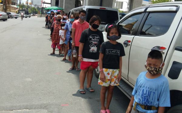 (28-05-63) แจกข้าวกล่องให้กับผู้ประสบภัยโควิด-19_@วัดเสมียนนารี