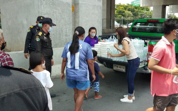 (28-05-63) แจกข้าวกล่องให้กับผู้ประสบภัยโควิด-19_@วัดเสมียนนารี