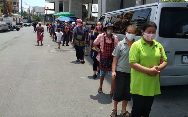 (28-05-63) แจกข้าวกล่องให้กับผู้ประสบภัยโควิด-19_@วัดเสมียนนารี