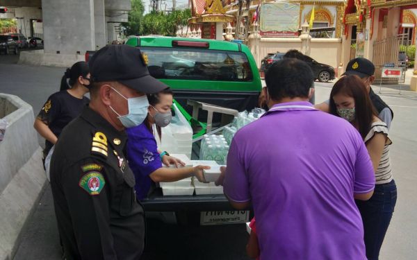(28-05-63) แจกข้าวกล่องให้กับผู้ประสบภัยโควิด-19_@วัดเสมียนนารี