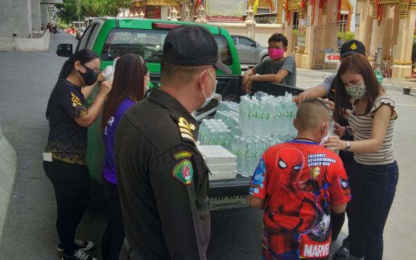 (28-05-63) แจกข้าวกล่องให้กับผู้ประสบภัยโควิด-19_@วัดเสมียนนารี