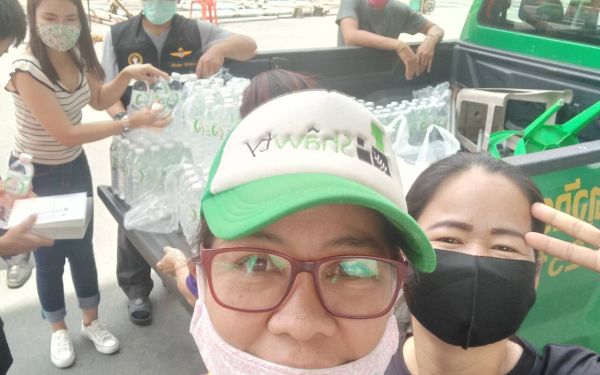 (28-05-63) แจกข้าวกล่องให้กับผู้ประสบภัยโควิด-19_@วัดเสมียนนารี