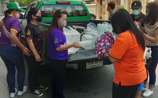 (28-05-63) แจกข้าวกล่องให้กับผู้ประสบภัยโควิด-19_@วัดเสมียนนารี
