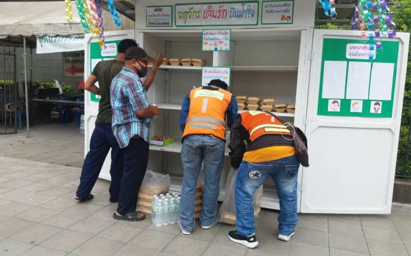 (25-05-63) แจกข้าวกล่องให้กับผู้ประสบภัยโควิด-19_@จุดบริการประชาชนเขตจตุจักร