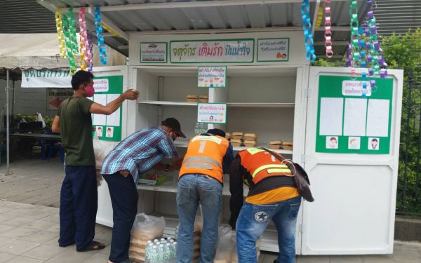 (25-05-63) แจกข้าวกล่องให้กับผู้ประสบภัยโควิด-19_@จุดบริการประชาชนเขตจตุจักร