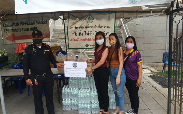 (25-05-63) แจกข้าวกล่องให้กับผู้ประสบภัยโควิด-19_@จุดบริการประชาชนเขตจตุจักร