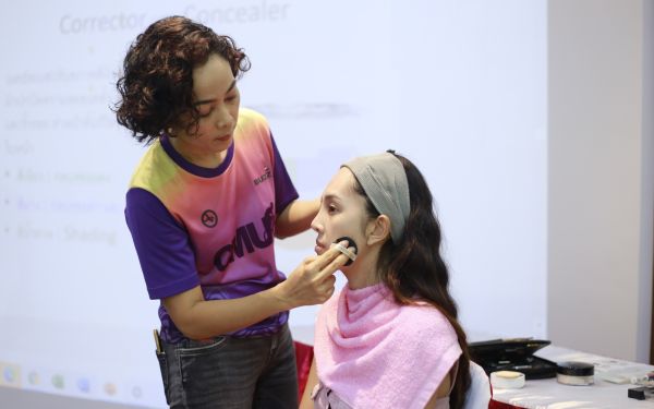 19.07.63 ภาพกิจกรรม Workshop เรียนการแต่งหน้าเพื่อส่งเสริมบุคลิกภาพและโหงวเฮง ครั้งที่ 2