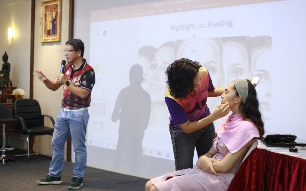 19.07.63 ภาพกิจกรรม Workshop เรียนการแต่งหน้าเพื่อส่งเสริมบุคลิกภาพและโหงวเฮง ครั้งที่ 2