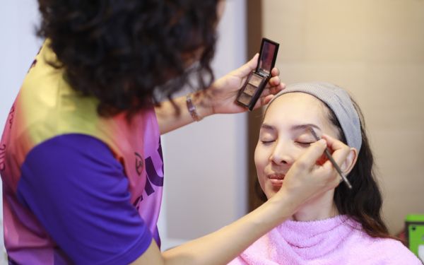 19.07.63 ภาพกิจกรรม Workshop เรียนการแต่งหน้าเพื่อส่งเสริมบุคลิกภาพและโหงวเฮง ครั้งที่ 2