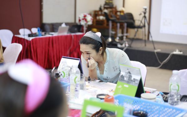 19.07.63 ภาพกิจกรรม Workshop เรียนการแต่งหน้าเพื่อส่งเสริมบุคลิกภาพและโหงวเฮง ครั้งที่ 2